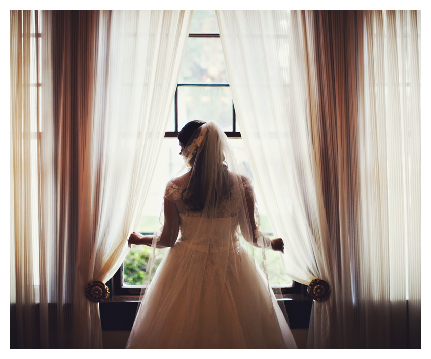 bridal session of Andrea Gage Cheek at Belo Mansion by Dallas wedding photographer Stacy Reeves