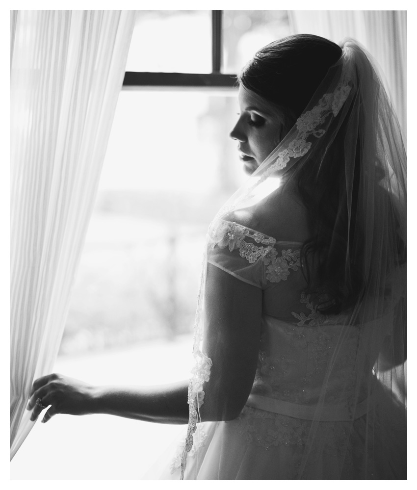 bridal session of Andrea Gage Cheek at Belo Mansion by Dallas wedding photographer Stacy Reeves