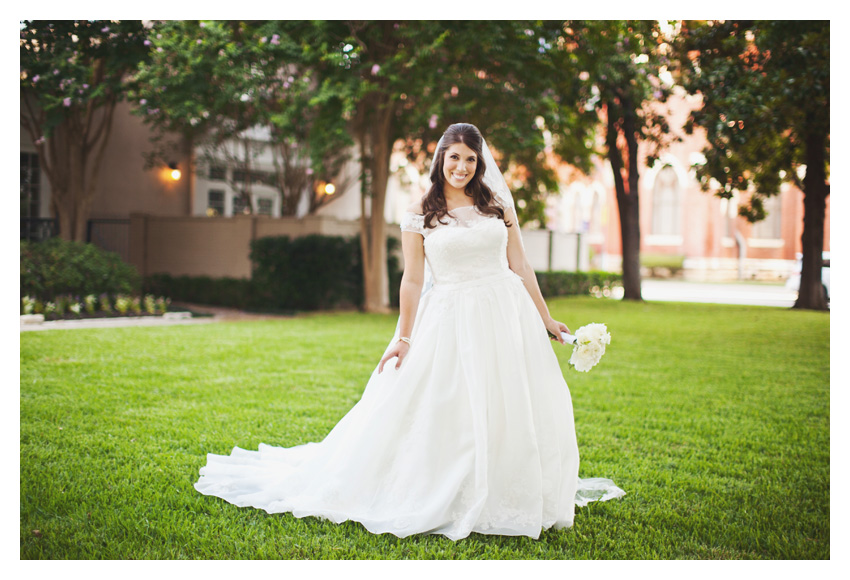 bridal session of Andrea Gage Cheek at Belo Mansion by Dallas wedding photographer Stacy Reeves