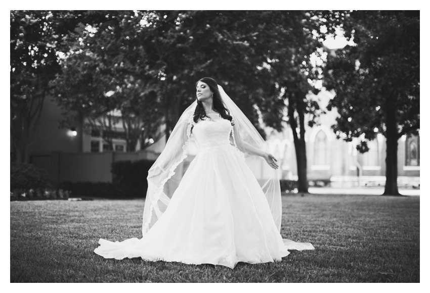 bridal session of Andrea Gage Cheek at Belo Mansion by Dallas wedding photographer Stacy Reeves