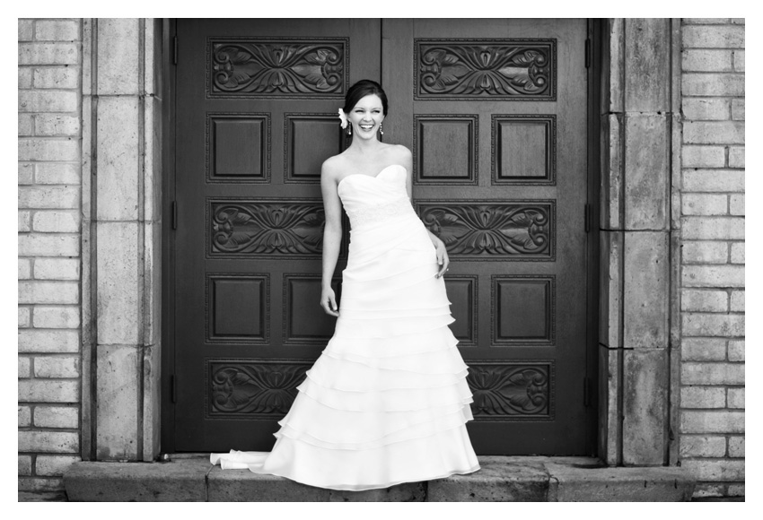 bridal portrait photo session of Chelsey Seufer in the Las Colinas Canals by Dallas wedding photographer Stacy Reeves