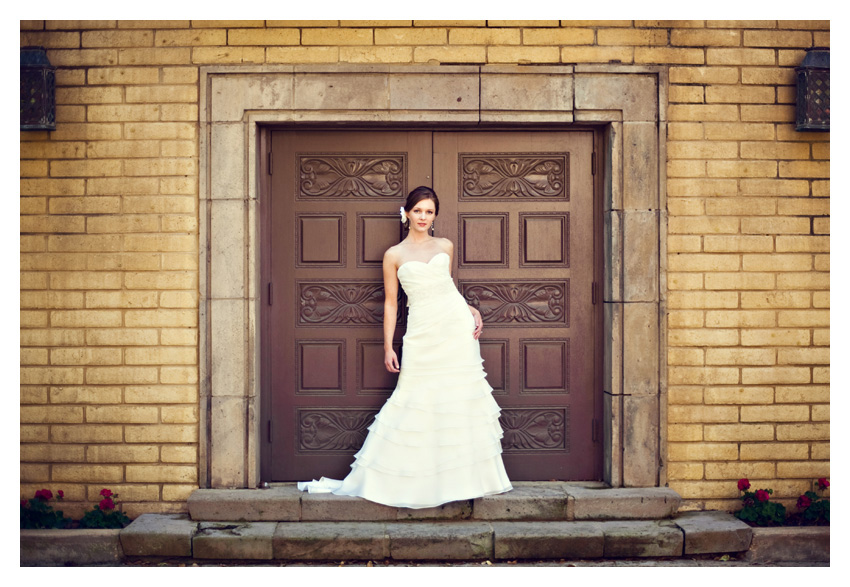 bridal portrait photo session of Chelsey Seufer in the Las Colinas Canals by Dallas wedding photographer Stacy Reeves