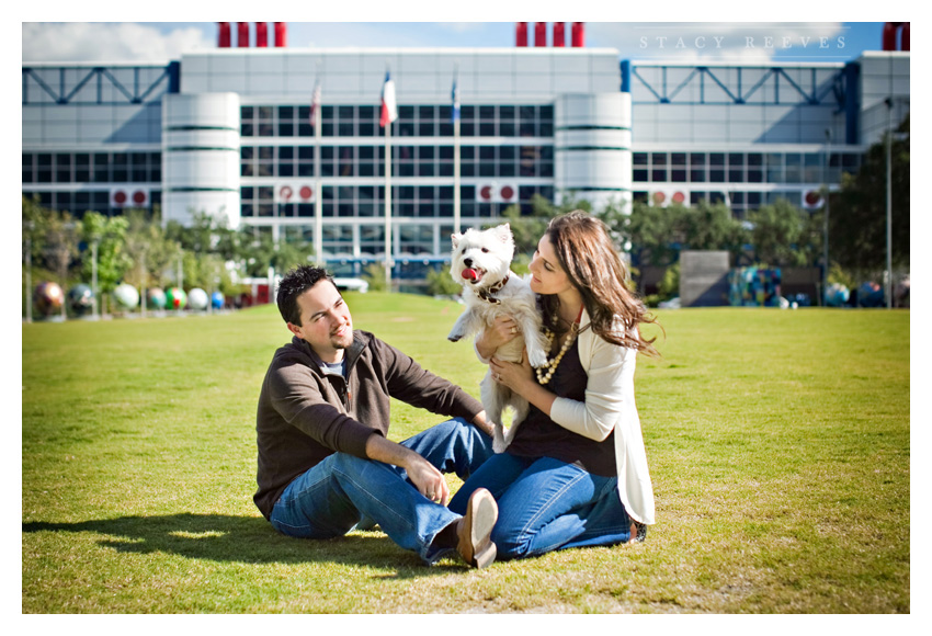 Engagement session of Jamie Riley and Garrett Roy at Discovery Green park in Houston by Dallas wedding photographer Stacy Reeves