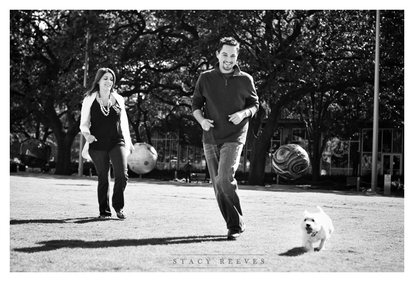 Engagement session of Jamie Riley and Garrett Roy at Discovery Green park in Houston by Dallas wedding photographer Stacy Reeves