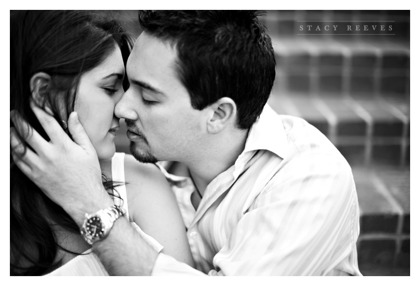 Engagement session of Jamie Riley and Garrett Roy at Discovery Green park in Houston by Dallas wedding photographer Stacy Reeves