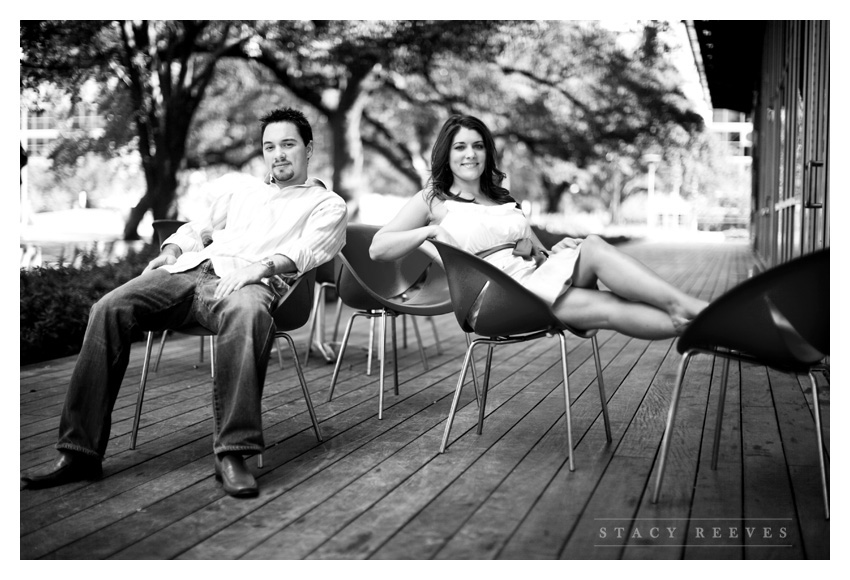 Engagement session of Jamie Riley and Garrett Roy at Discovery Green park in Houston by Dallas wedding photographer Stacy Reeves