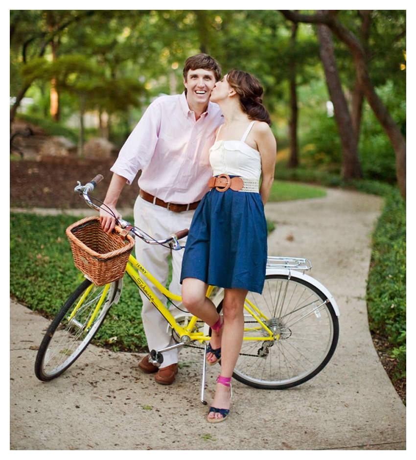 Picnic beach cruiser engagement session of Shannon Crain and Will in Highland Park Texas by Dallas wedding photographer Stacy Reeves