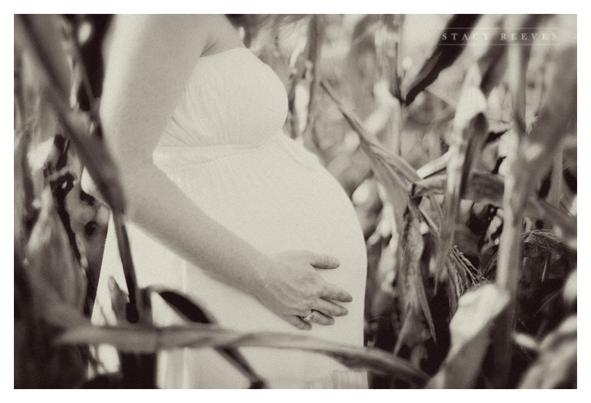 rustic country maternity pregnancy portrait photo session of Gara and Brandon Hill by Dallas wedding photographer Stacy Reeves