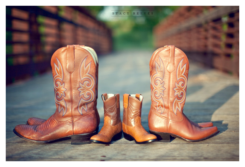 rustic country maternity pregnancy portrait photo session of Gara and Brandon Hill by Dallas wedding photographer Stacy Reeves