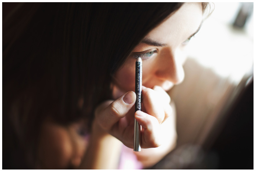 bride getting ready for her wedding day with Clinique eye liner in Ariel House in Dublin by destination wedding photographer Stacy Reeves