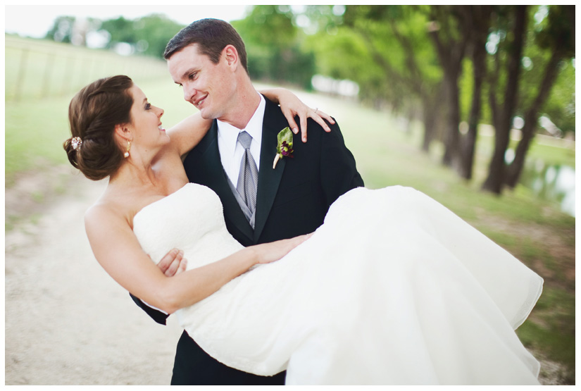 wedding photos of Lauren Poole and Jeff Gunter at OW Ranch in Granbury Texas by Dallas wedding photographer Stacy Reeves